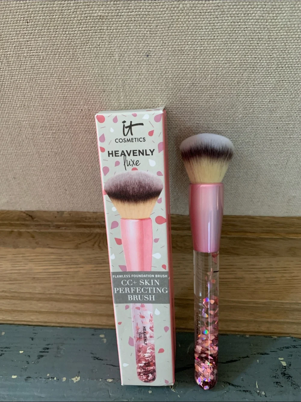 it cosmetics Pink Glitter Handle Heavenly Luxe Foundation Brush